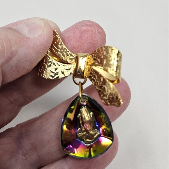 Vintage Iridescence Intaglio Praying Hands Brooch Pin Gold Tone - Picture 6 of 9